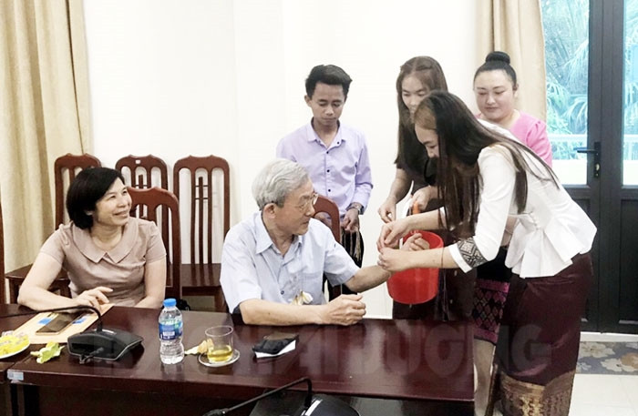 Meeting, presenting gifts to Lao students on Bunpimay occasion